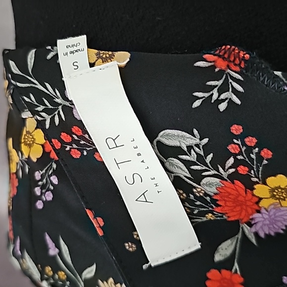 Astr The Label Black & Floral Bishop Sleeve Blouse, Size small - Picture 4 of 9